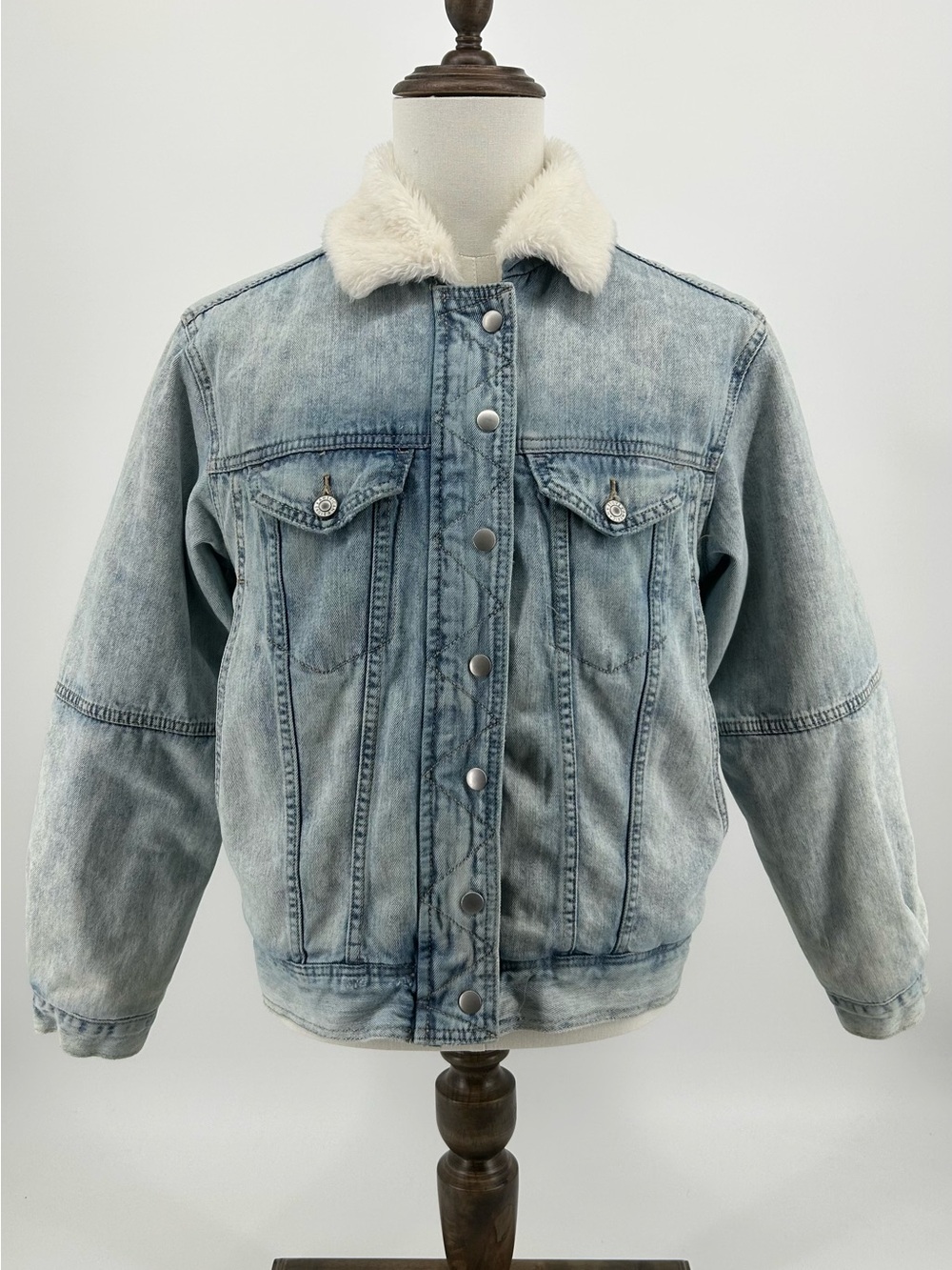 Women’s American Eagle acid washed denim jacket white faux-fur lining medium